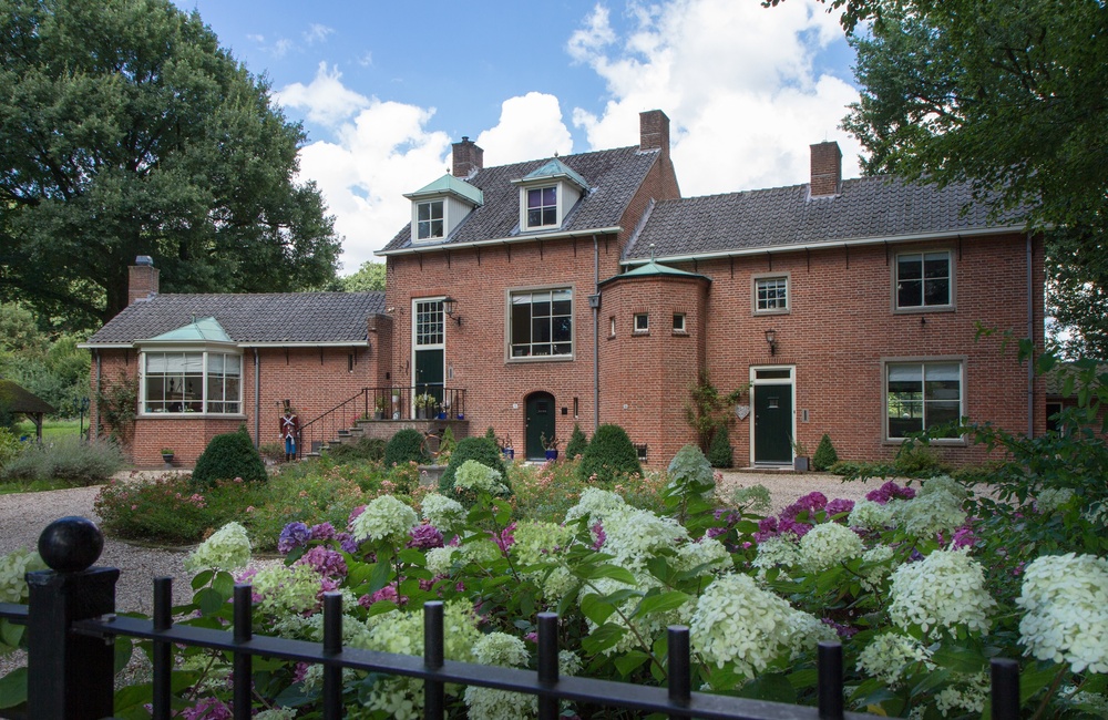 Voorzijde landhuis met bloementuin - 2016