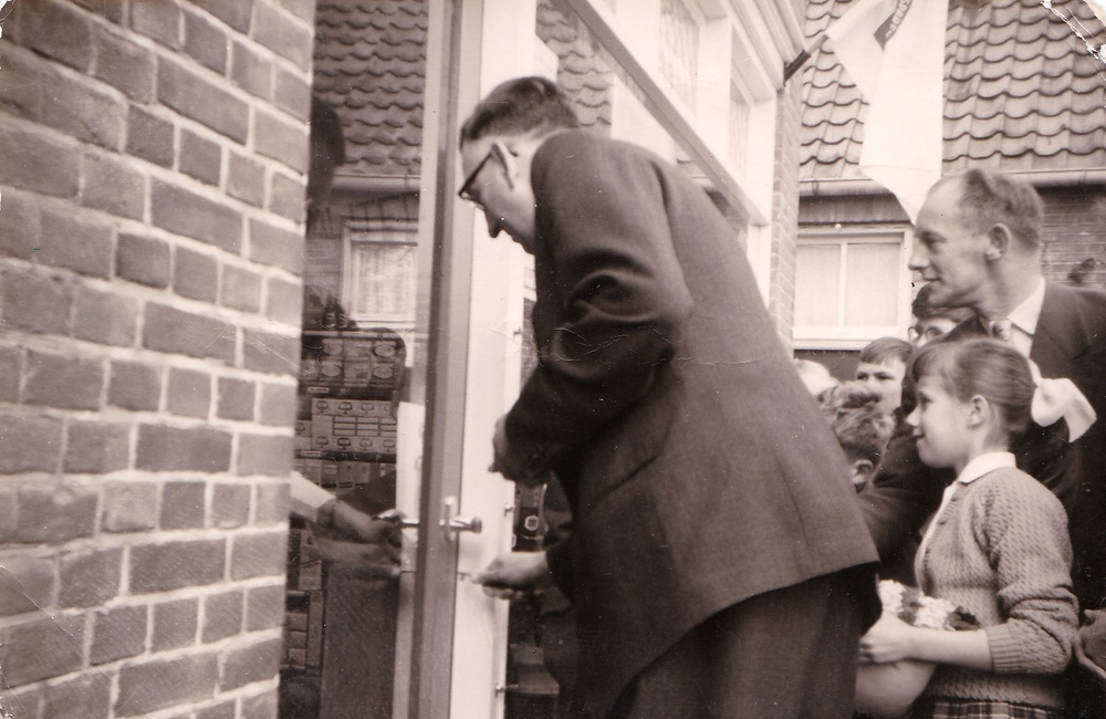 Opening in 1954 van de verbouwde kruidenierswinkel van Van der Bijl.