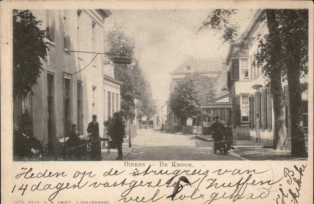 Links: Logement De Kroon, rechts: Wapen van Gelderland - 1899.