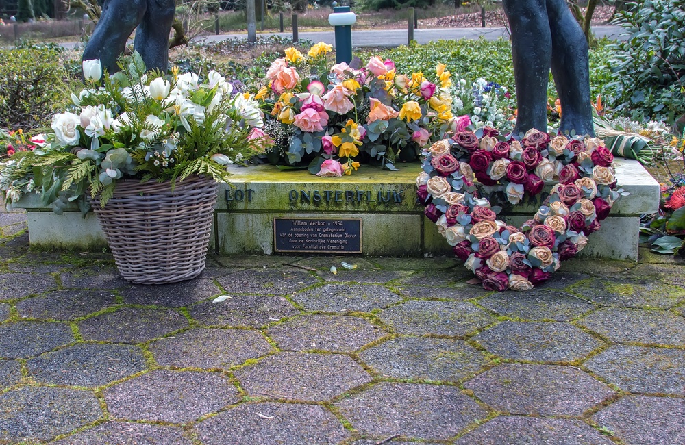 Detail Beelden met bloemen Crematorium Dieren - 2016