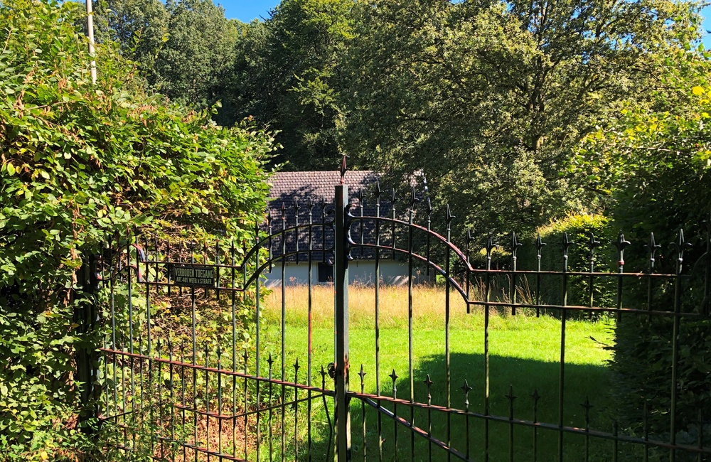 De boerderij op afgesloten terrein 2024