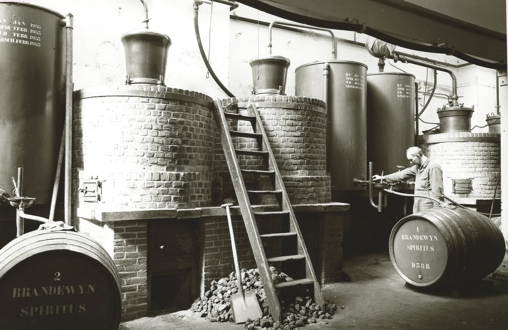 Sevenstern, 3 van de 8 distilleerketels - 1955
