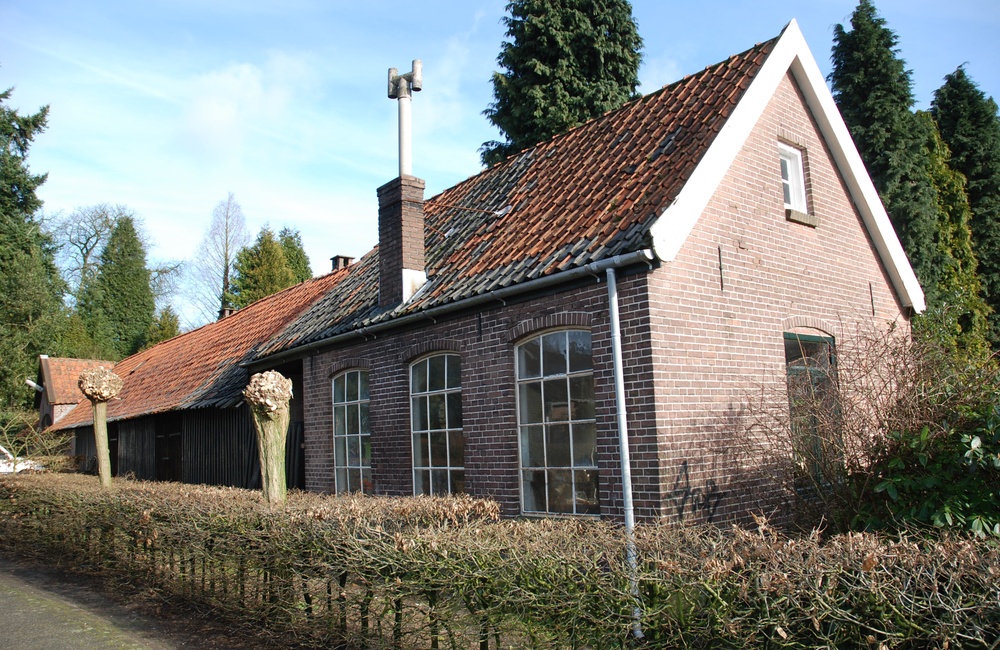 Zeer breed, ondiep bedrijfsgebouw (2008)