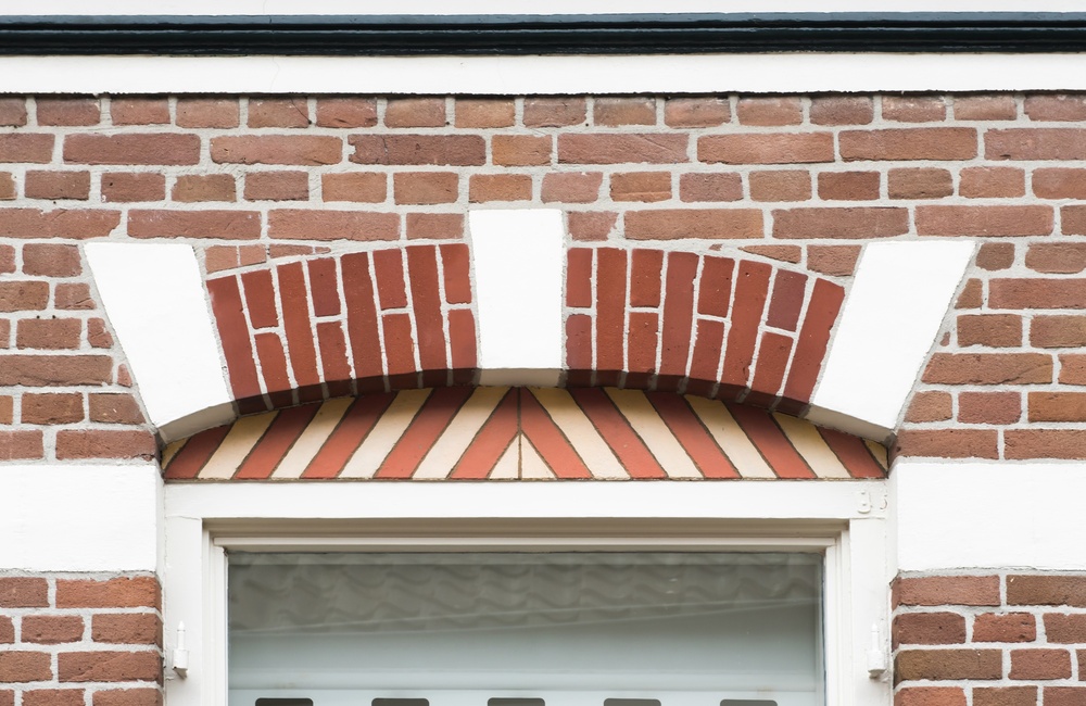 Boogveld is gevuld met baksteen imiterend pleisterwerk – 2017


