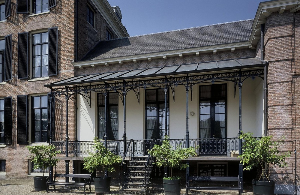 Overzicht van een gedeelte van de oostgevel met veranda (2000)