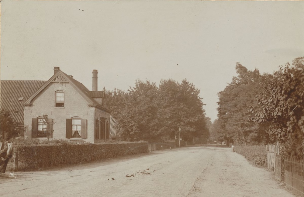 Molenaarswoning, daarachter de maalderij - ca. 1890