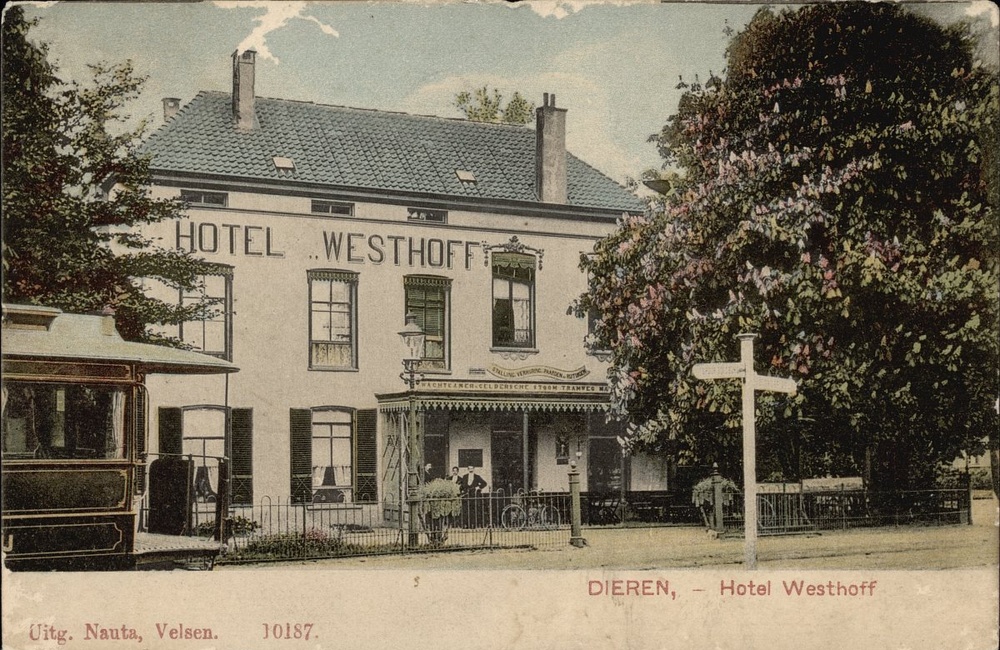 Hotel Westhoff met wachtkamer stoomtram - 1900