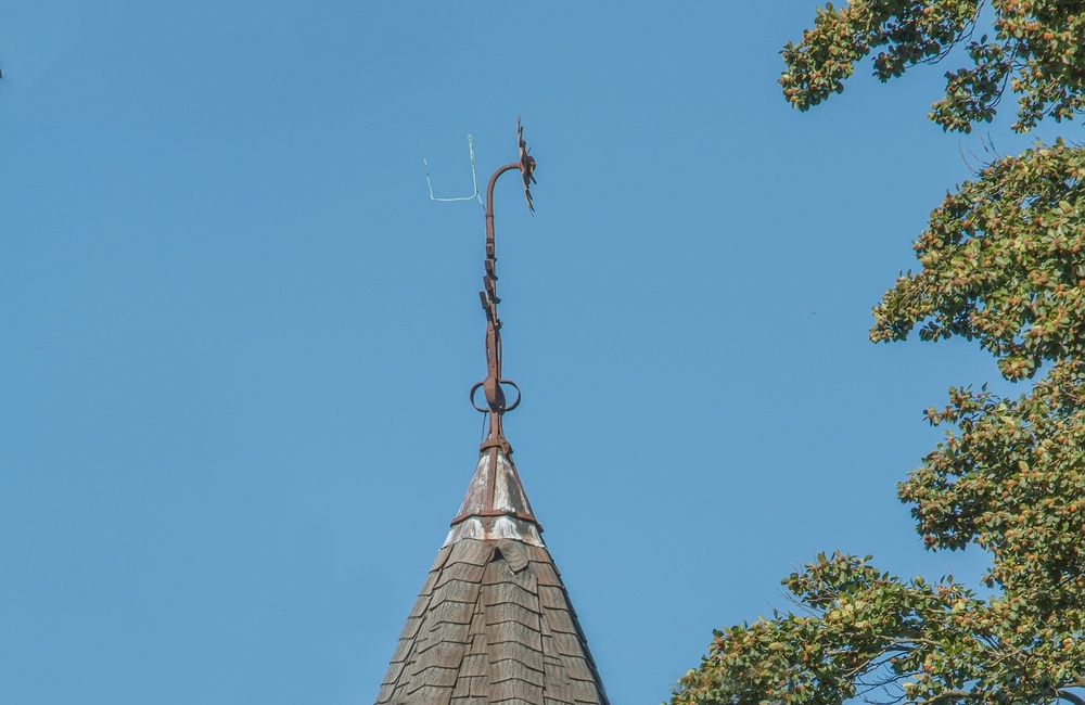 Vijfhoekige toren met spits, smeedijzeren bloemen - 2016