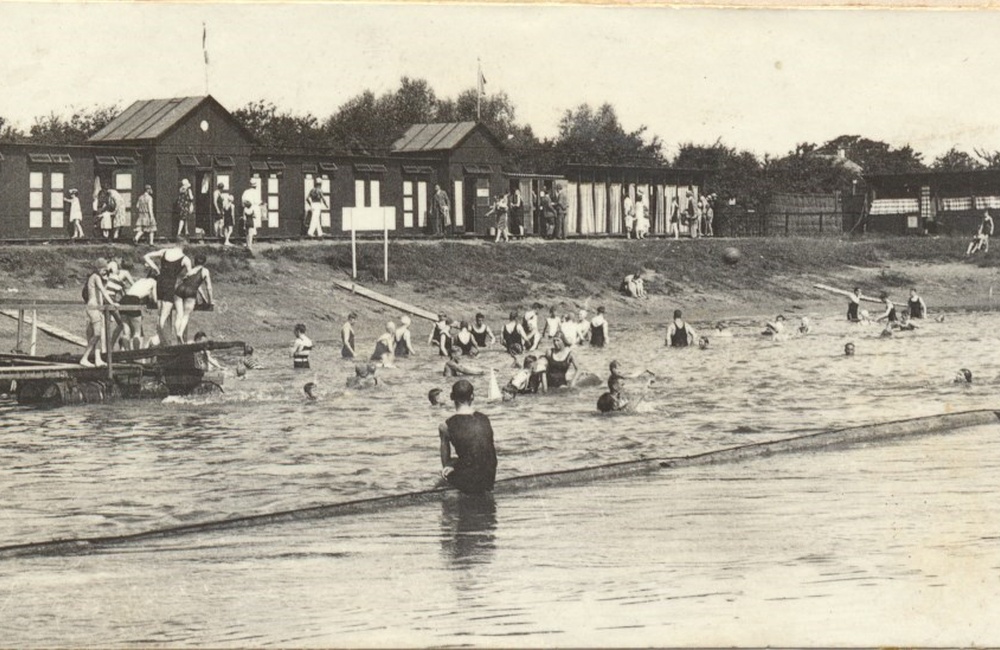 Badhokjes en steiger bij IJsselbad