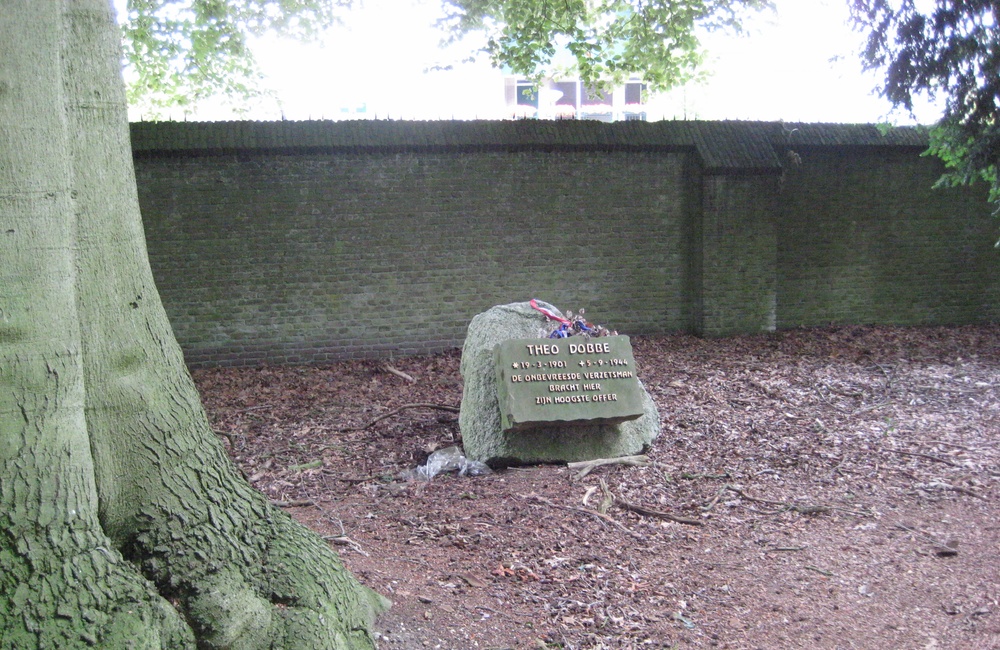 Gedenksteen Theo Dobbe bij muur Hof te Dieren