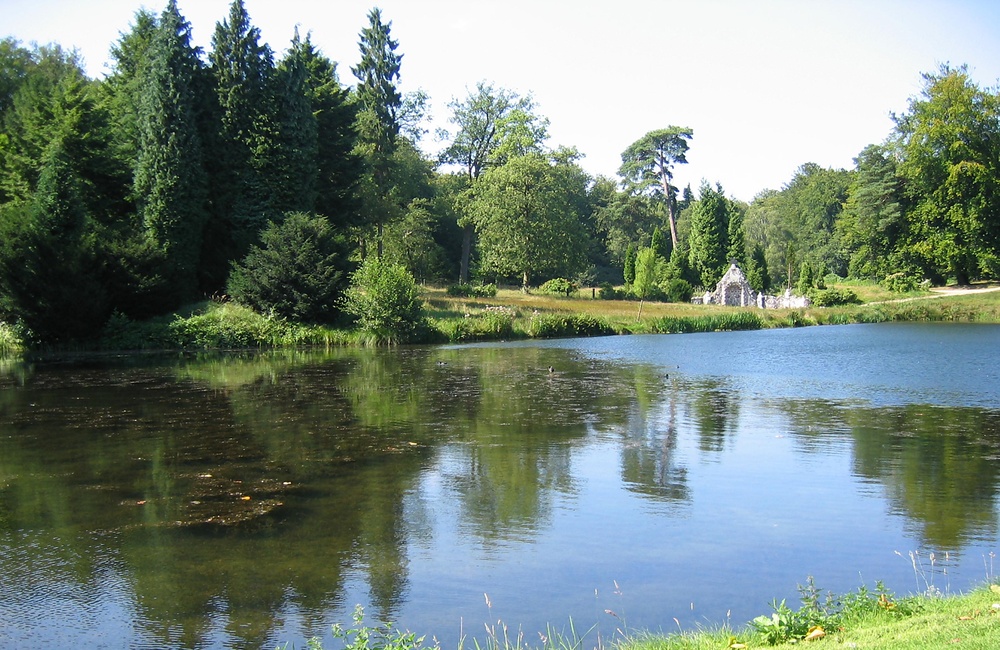 Vijver met in de verte: de "Bedriegertjes" (2009)