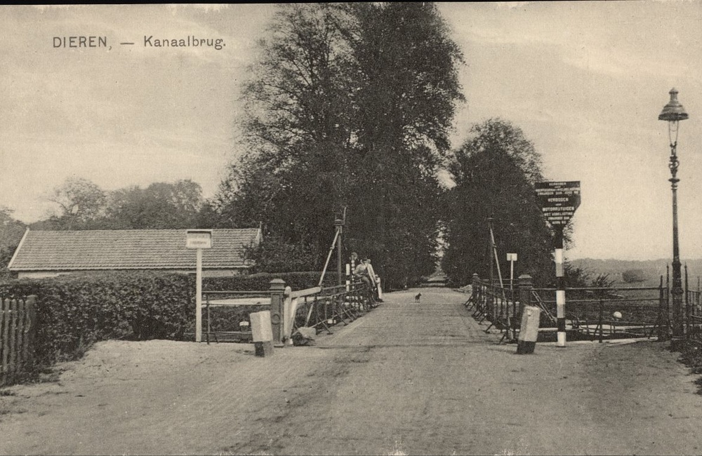 Sluisbrug met borden