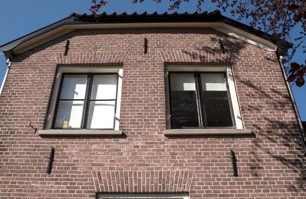 Detail gevel met muurankers - 2016