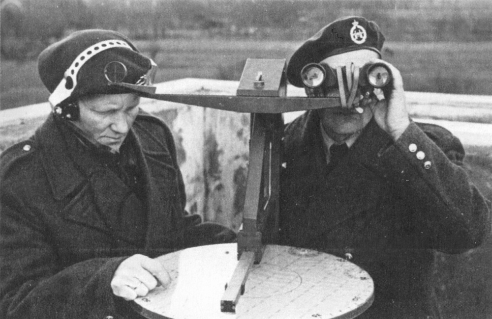 Luchtwachters van de KLD op een luchtwachttoren