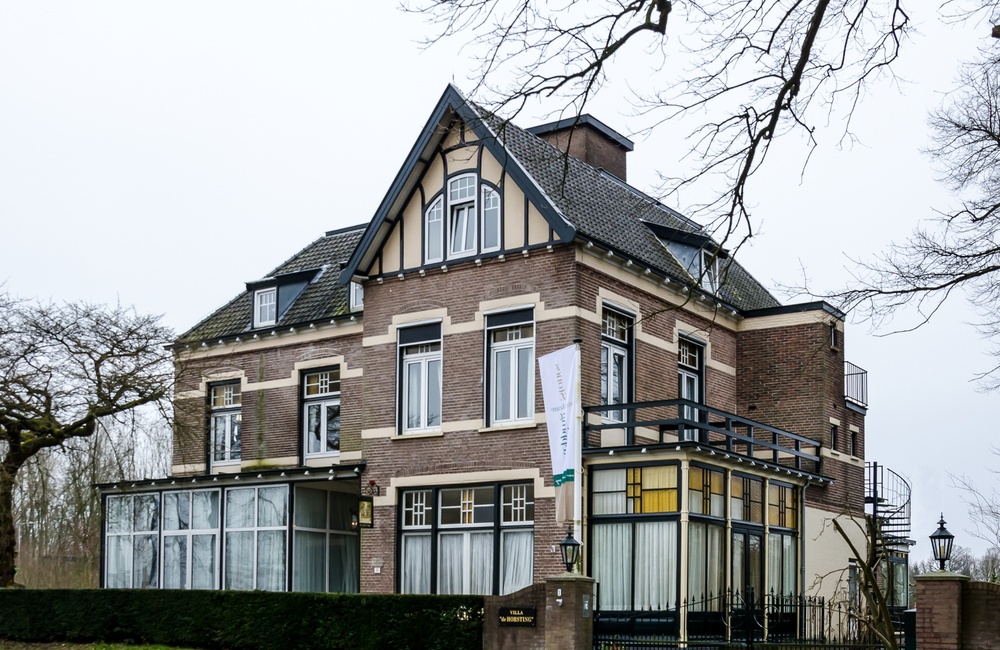 Voorgevel  en rechter zijgevel Voormalig pension Horsting - 2016