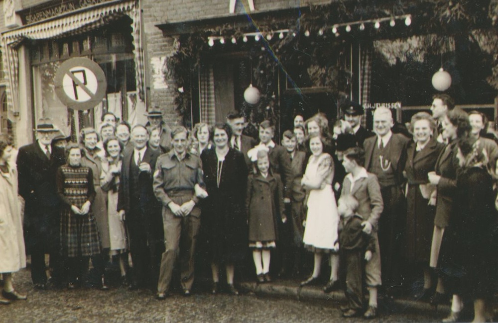 Feest voor groentewinkel van  de familie Jeurissen (midden) - 1950