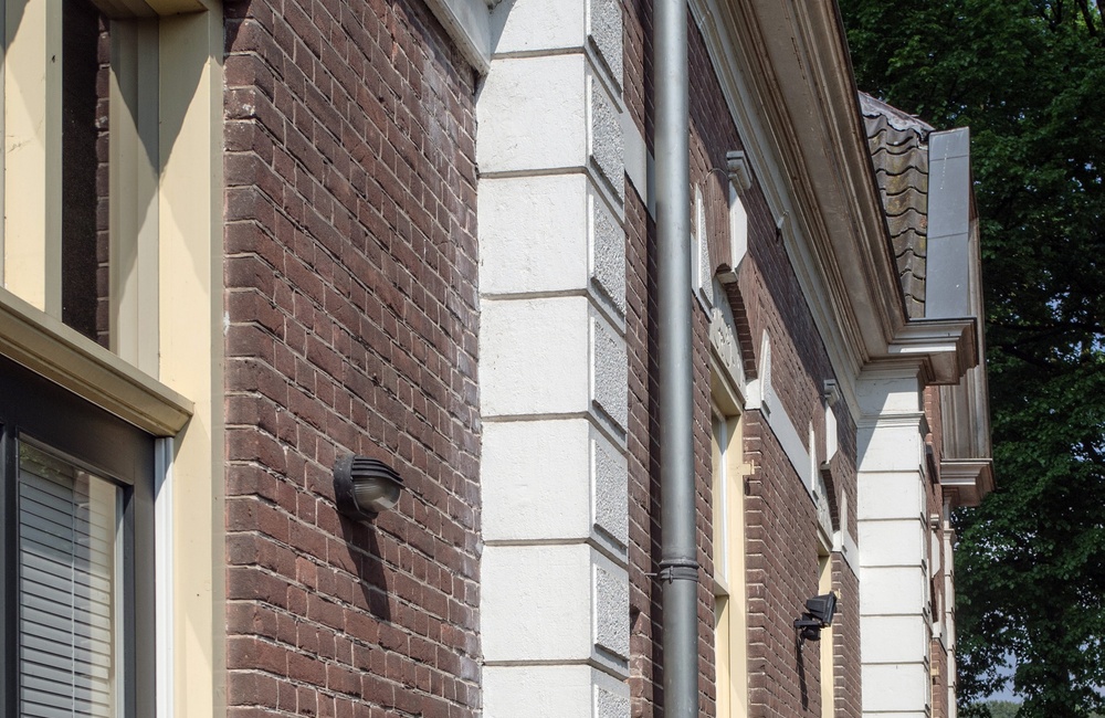 Omlopende gepleisterde plint en pilasters - 2016