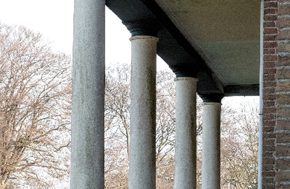 Colonnade met zuilen voormalig Gemeentehuis - 2016