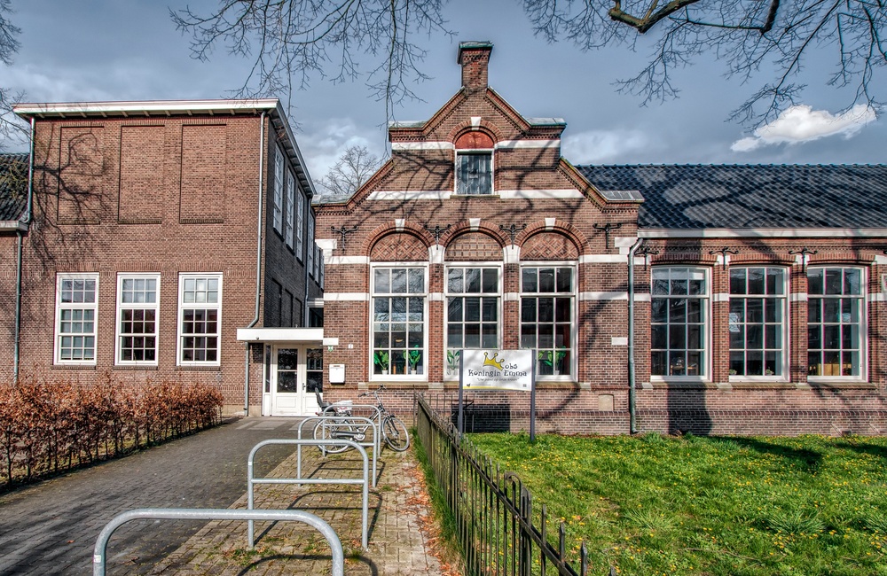 Voorgevel Emmaschool en school 1 - 2016