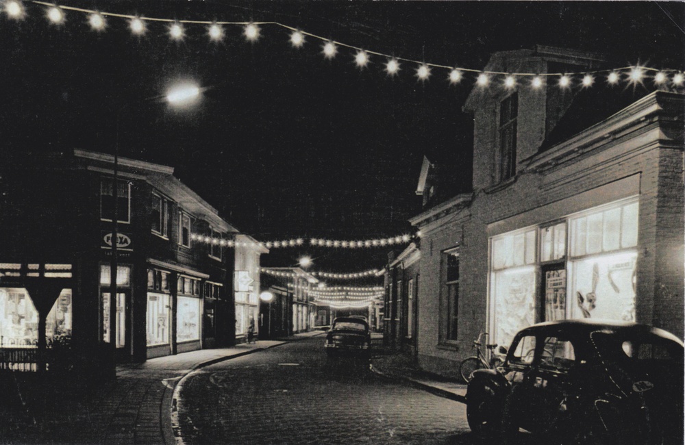Kruisstraat met links drogisterij Denekamp - jaren 50 - 60.