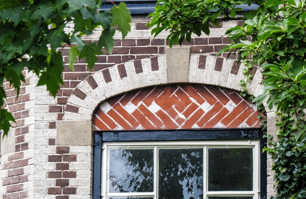 Vensters bekroond door bogen met aanzet- en sluitstenen en verticale sierbanden - 2016