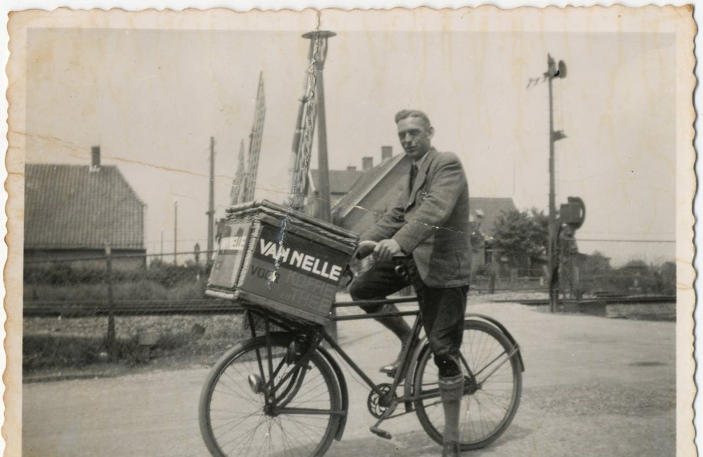 Jan Stavast brengt bestellingen rond - 1940