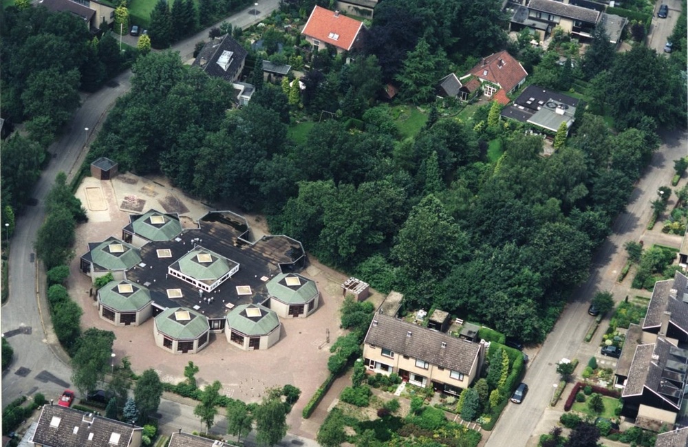 Luchtfoto paviljoensbouw Dorpsschool