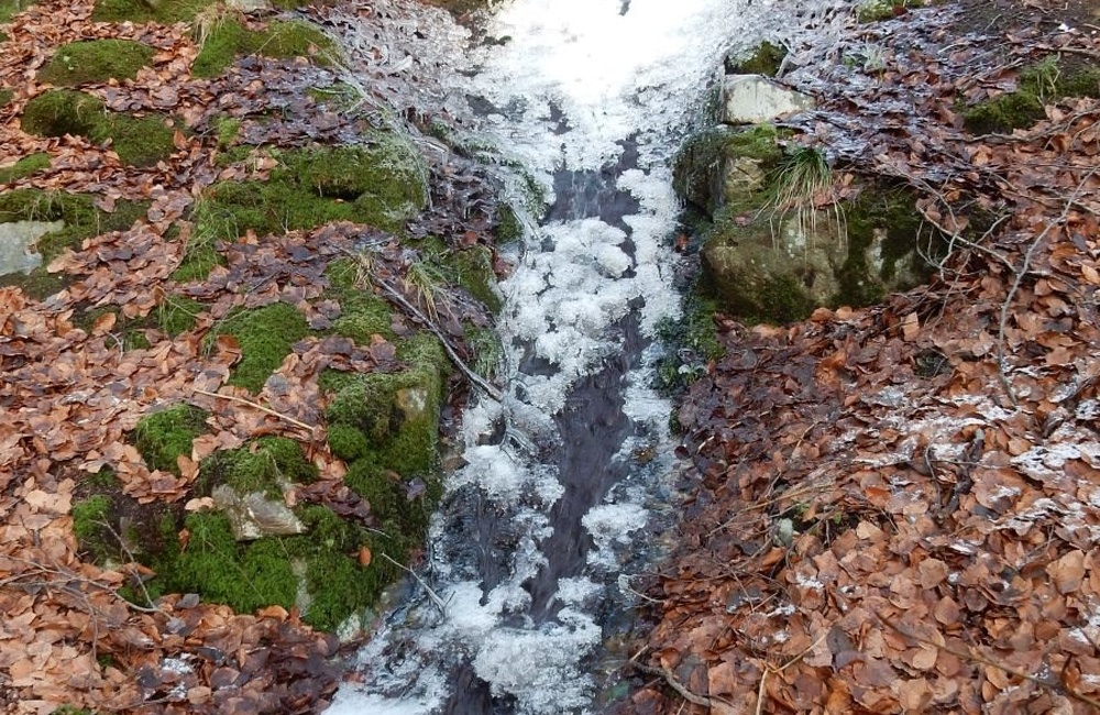 Waterval als uitlaat van een dichtgeslibde vijver