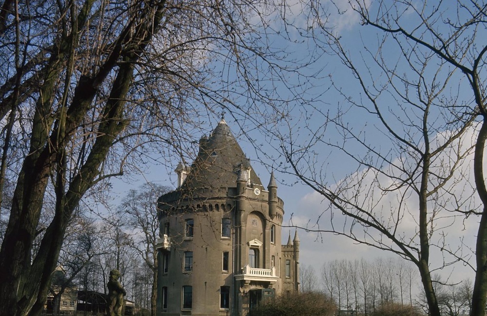 Overzicht van de voorgevel en de linker zijgevel van de verdedigingstoren