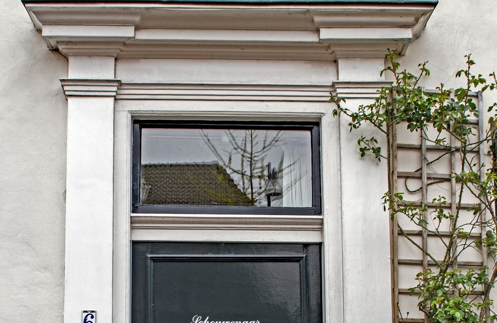 Paneeldeur met houten omlijsting van pilasters en kroonlijst 2016