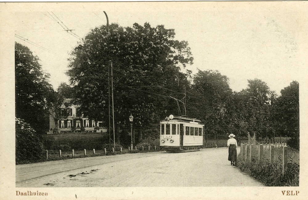 Electrische tram ter hoogte van Daalhuizen