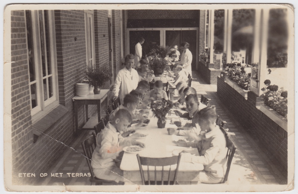 Eten op het terras - 1938.