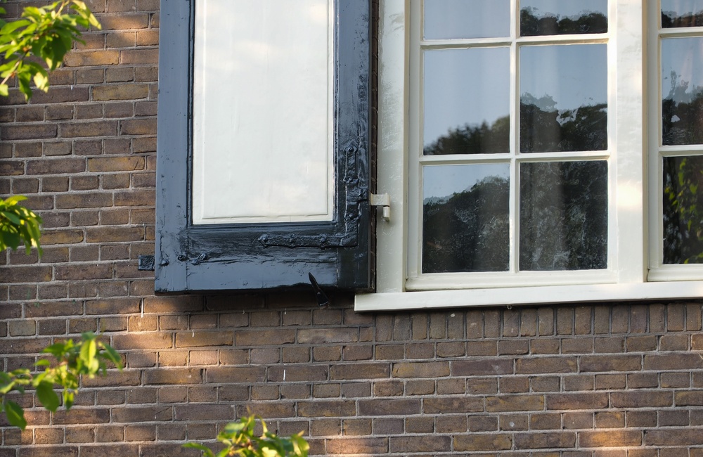 Detail raam met luiken - 2016