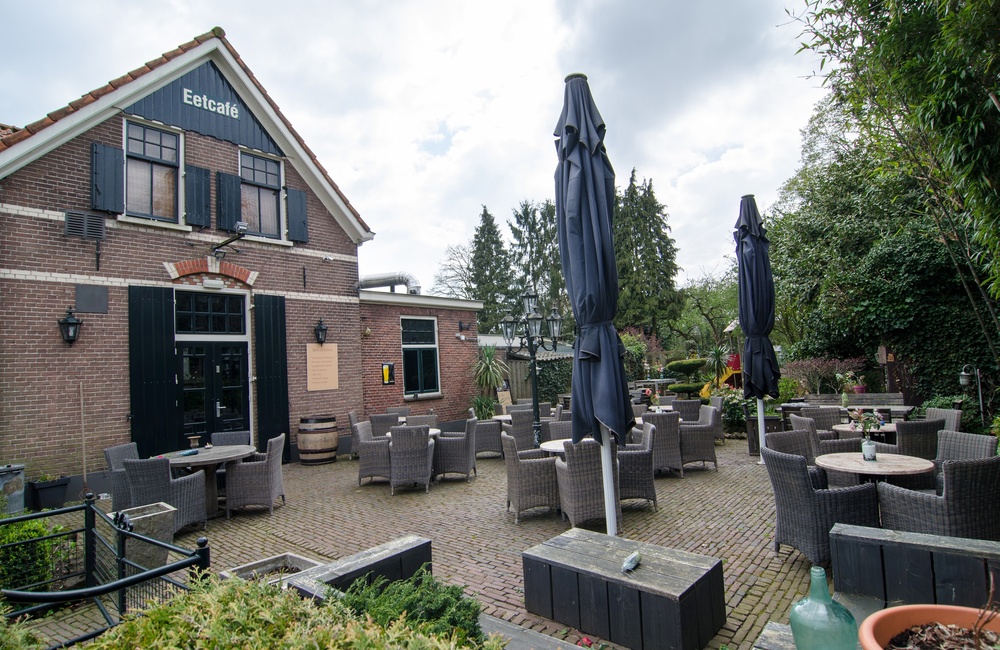Rechterzijde met terras tuin - 2016