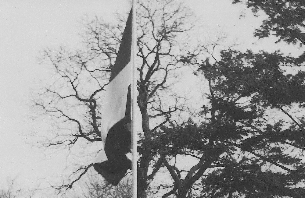 Vlag gehesen bevrijdingsmonument 1950