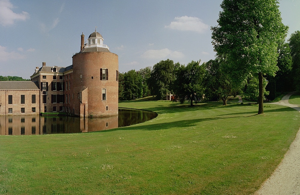 360¦ panoramic picture of Rosendael Castle in the village of Rozendaal (2007)