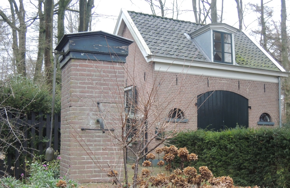 Pomp bij Kerklaan 8, rechts koetshuis
