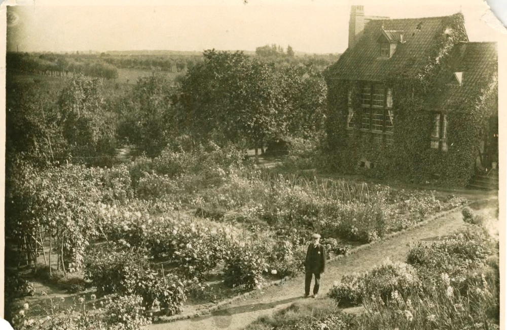 Kwekerij Dalstein, rozentuin, met tuinbaas Roelof Bos - 1898