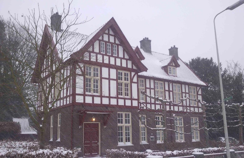 Foto van het monumentale postkantoor in De Steeg