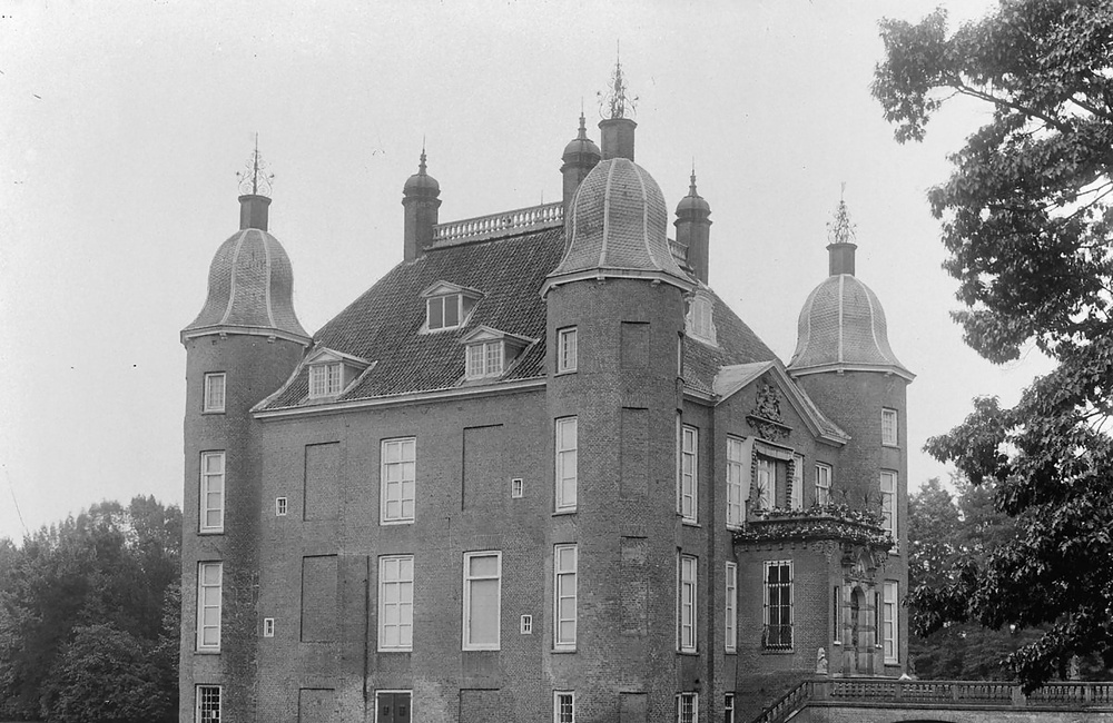 Voorgevel, zijgevel, toegangsbrug en gracht (1914)