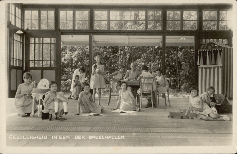 Koloniehuis De Geitenberg, "Gezelligheid in een der speelhallen" - 1937.