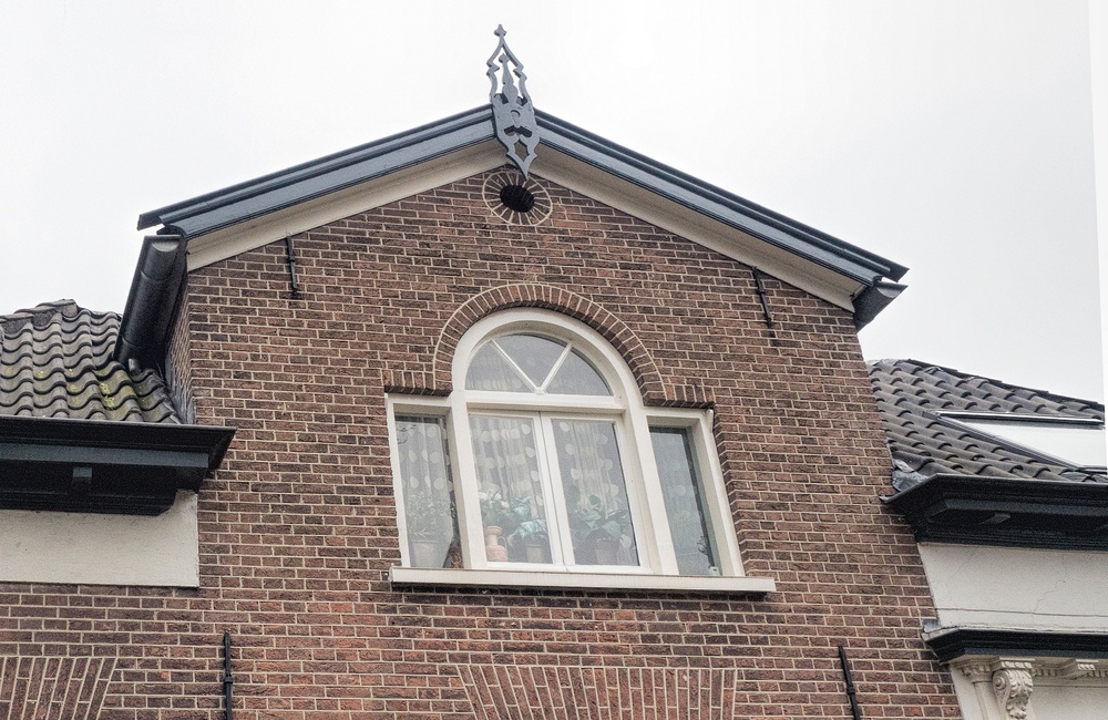 Topgevel met gietijzeren makelaar – 2017