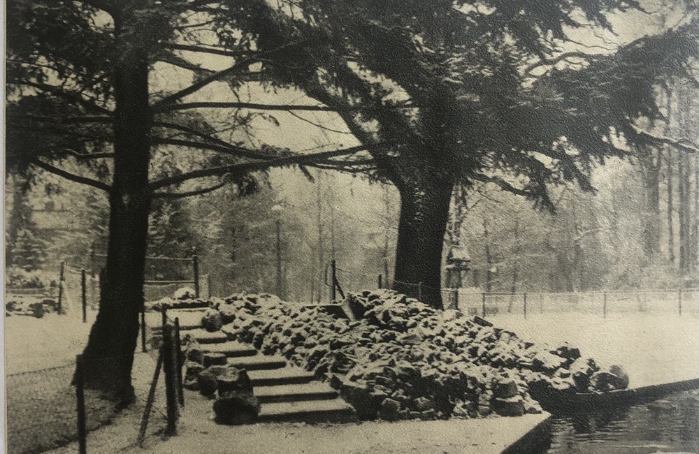 Besneeuwde waterval bij de zuidelijke vijver