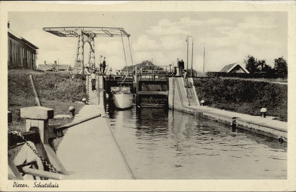 Sluisbrug met schip