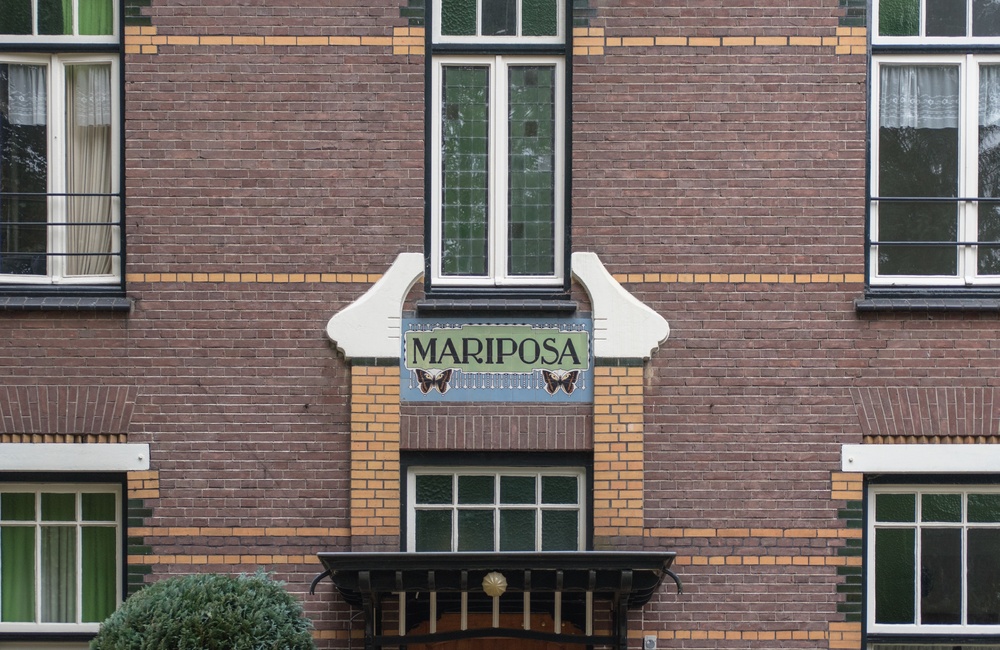 Diverse omlopende sierbanden van gele en rode stenen - 2016