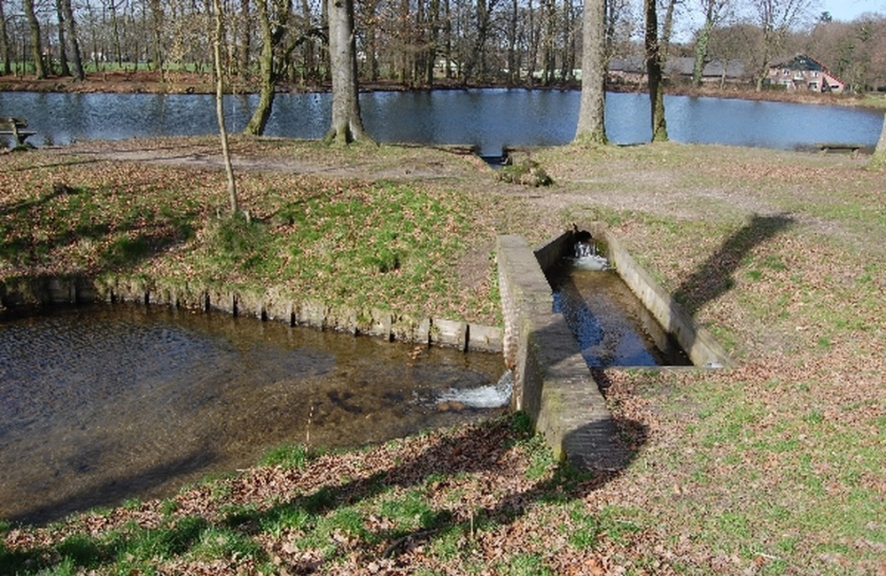 Biljoen doorlaat met keermuur
