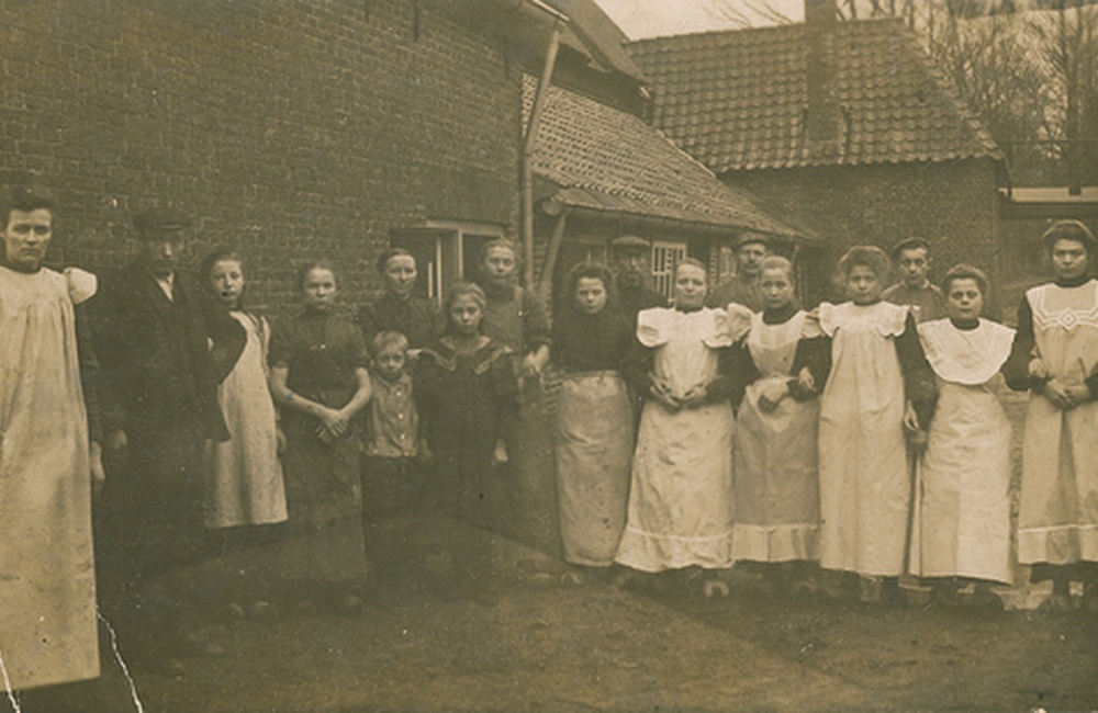 Personeel van de wasserij ca 1905
