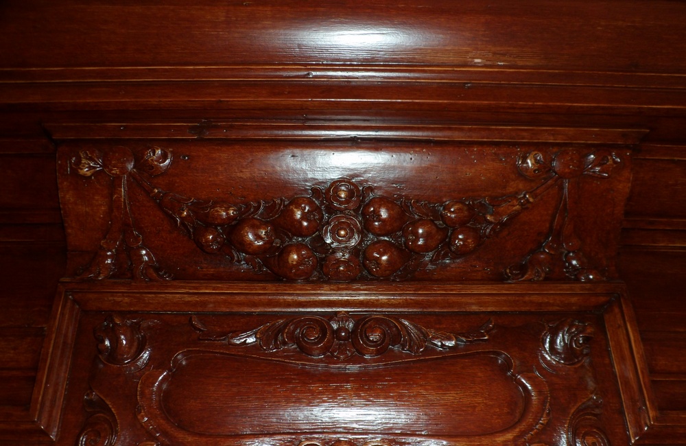 Houtsnijwerk bij de haard