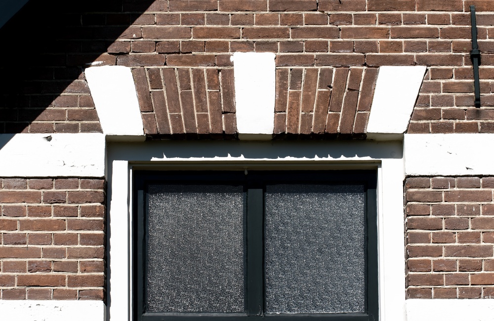 Detail raam met witgepleisterde aanzet- en sluitsteen - 2016