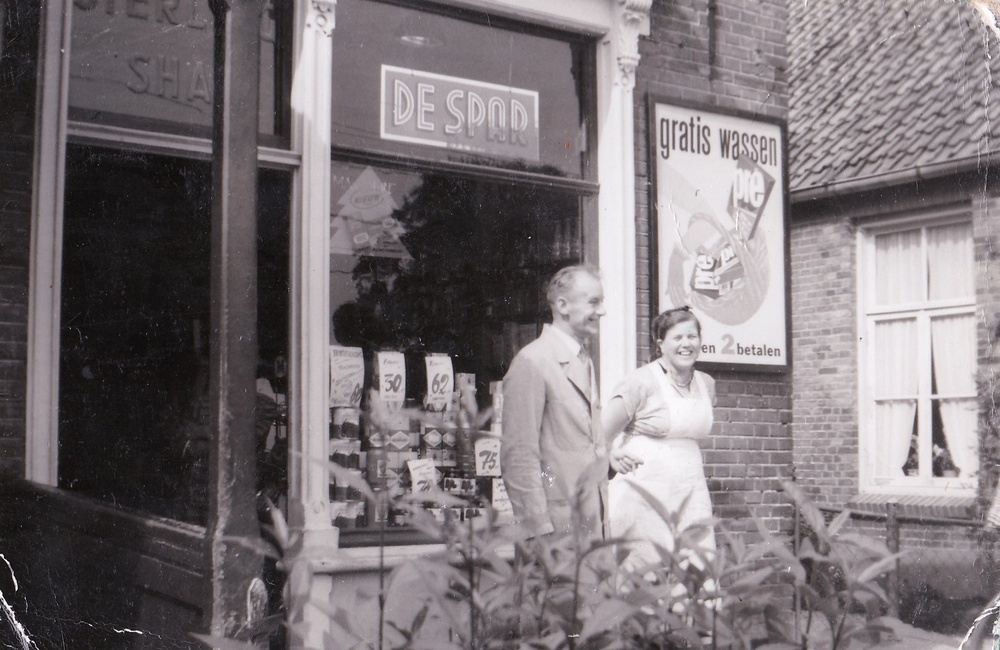 Mevrouw en de heer Van der bijl voor hun oude kruidenierswinkel - 1954